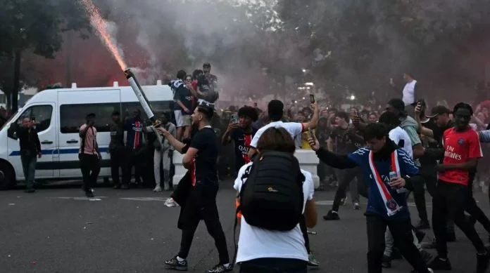 Pesta Juara PSG di Kota Paris Rusuh Nobar Kacau Polisi Dilempari 81 Ditangkap